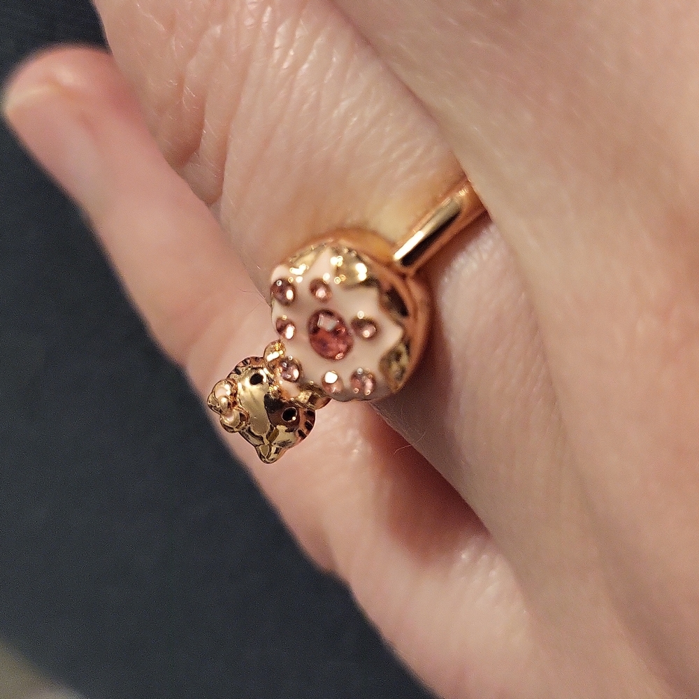 Hello kitty donut ring